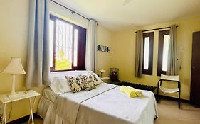 Quarto para 2, perto da praia Guarajuba, 9 ninutos